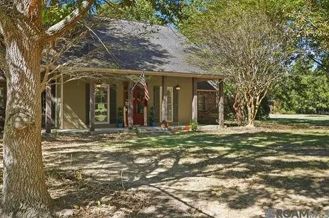 8567 Pin Oak Dr, Zachary, LA 70791