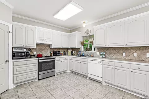 Kitchen - 33755 Perkins Crossing Rd, Walker, LA 70785 photo 2 of 2