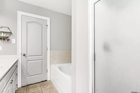 Bath - 33755 Perkins Crossing Rd, Walker, LA 70785 photo 3 of 3