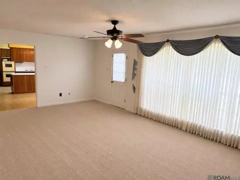 Living - 106 Flowerwood Ct, Luling, LA 70070 photo 2 of 3