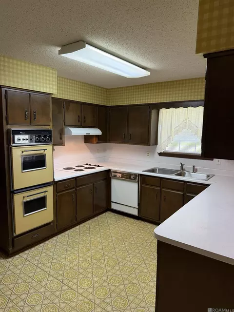 Kitchen - 106 Flowerwood Ct, Luling, LA 70070 photo 3 of 6