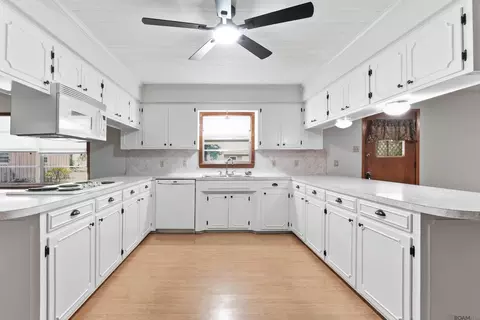 Kitchen - 32581 Duff Rd, Walker, LA 70785 photo 1 of 2