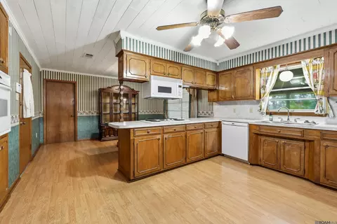 Kitchen - 32581 Duff Rd, Walker, LA 70785 photo 4 of 4