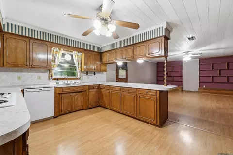 Kitchen - 32581 Duff Rd, Walker, LA 70785 photo 3 of 4
