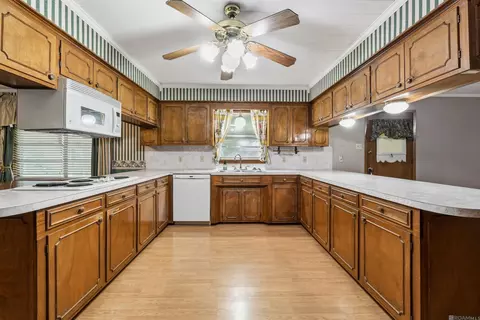 Kitchen - 32581 Duff Rd, Walker, LA 70785 photo 2 of 4