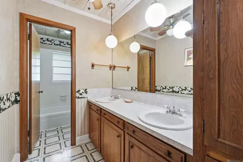 Bath - 32581 Duff Rd, Walker, LA 70785 photo 4 of 4