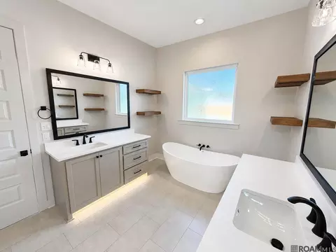 Bath - 15952 J Baughman Aly, Walker, LA 70785 photo 2 of 9