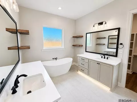 Bath - 15952 J Baughman Aly, Walker, LA 70785 photo 1 of 9