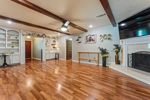 Living - 33897 Duff Rd, Walker, LA 70785 photo 1 of 1