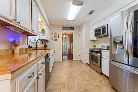 Kitchen - 33897 Duff Rd, Walker, LA 70785 photo 2 of 4