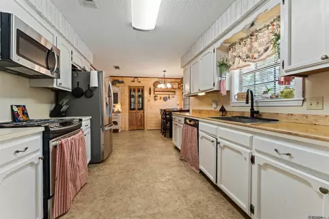 Kitchen - 33897 Duff Rd, Walker, LA 70785 photo 1 of 3