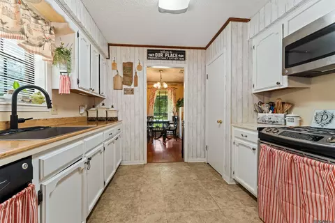 Kitchen - 33897 Duff Rd, Walker, LA 70785 photo 2 of 3