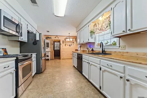 Kitchen - 33897 Duff Rd, Walker, LA 70785 photo 3 of 4