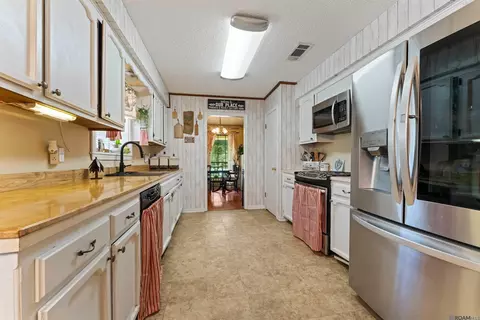 Kitchen - 33897 Duff Rd, Walker, LA 70785 photo 3 of 3