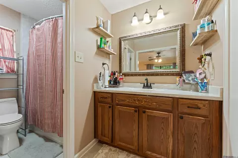 Bath - 33897 Duff Rd, Walker, LA 70785 photo 1 of 2