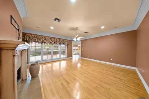 Living - 505 Trinity Dr, Thibodaux, LA 70301 photo 3 of 4