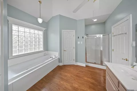 Bath - 505 Trinity Dr, Thibodaux, LA 70301 photo 2 of 5