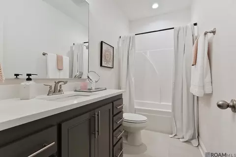Bath - 146 Sophia Dr, Luling, LA 70070 photo 3 of 3