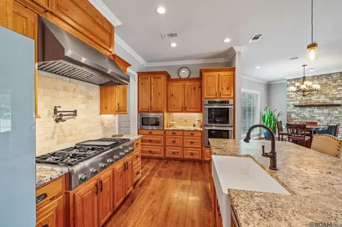 Kitchen - 27605 Patterson Rd, Springfield, LA 70462 photo 6 of 7