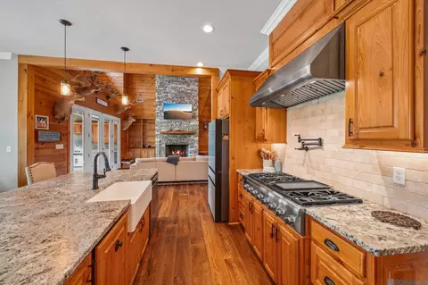 Kitchen - 27605 Patterson Rd, Springfield, LA 70462 photo 5 of 7