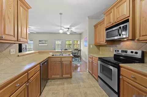 Kitchen - 20210 De Chene Dr, Walker, LA 70785 photo 2 of 3