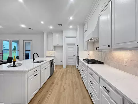 Kitchen - 39551 Hernando De Soto Dr, Darrow, LA 70725 photo 3 of 4