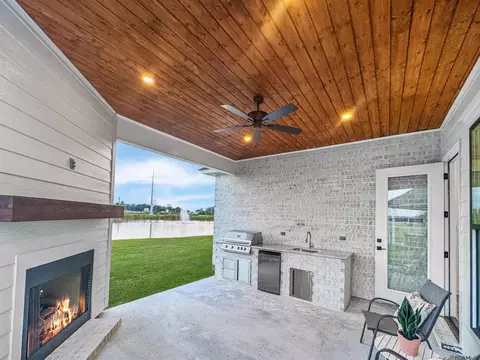 Exterior - 39551 Hernando De Soto Dr, Darrow, LA 70725 photo 5 of 7