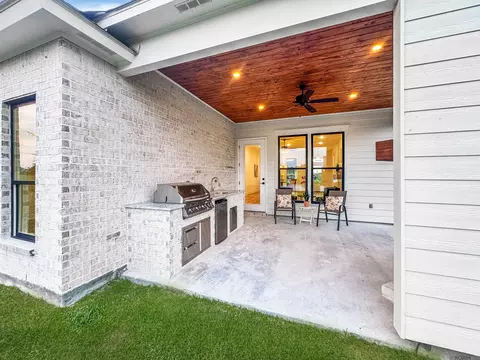 Exterior - 39551 Hernando De Soto Dr, Darrow, LA 70725 photo 6 of 7