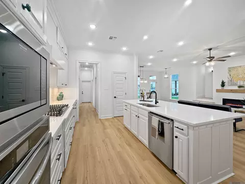 Kitchen - 39551 Hernando De Soto Dr, Darrow, LA 70725 photo 4 of 4