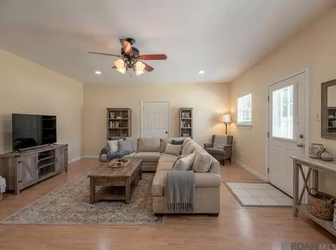 38159 Willow Lk E, Prairieville, LA 70769