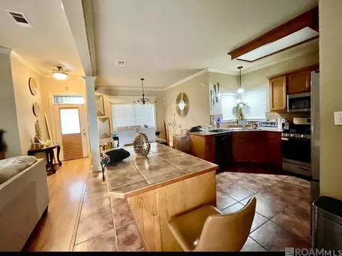 611 S Oleana Dr, Gonzales, LA 70737