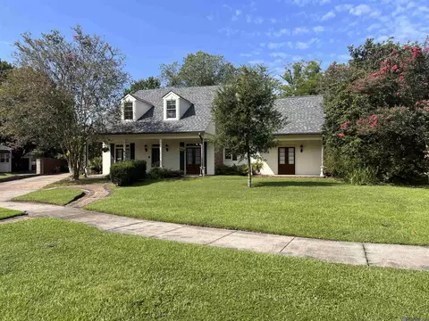 6832 S Woodgate Ct, Baton Rouge, LA 70808