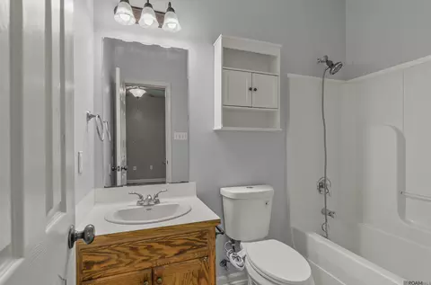 Bath - 16735 Blount Ln, Walker, LA 70785 photo 1 of 2