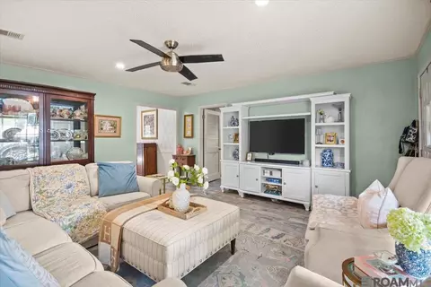 Living - 26811 Pen Dr, Walker, LA 70785 photo 2 of 4