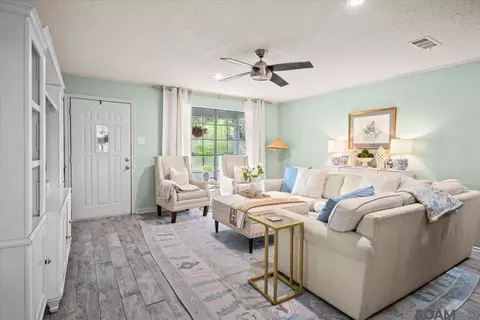 Living - 26811 Pen Dr, Walker, LA 70785 photo 3 of 4
