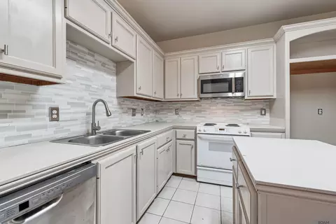 9220 Pecan Tree Dr, Baton Rouge, LA 70810