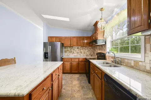 Kitchen - 12985 Arnold Rd, Walker, LA 70785 photo 2 of 3