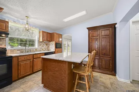 Kitchen - 12985 Arnold Rd, Walker, LA 70785 photo 3 of 3