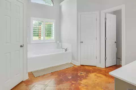 Bath - 12060 Clanton Dr, Walker, LA 70785 photo 1 of 3