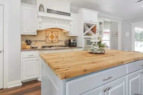 Kitchen - 12060 Clanton Dr, Walker, LA 70785 photo 3 of 4