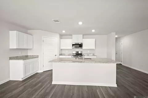 Kitchen - 15520 Alfio Ct, Zachary, LA 70791 photo 2 of 2