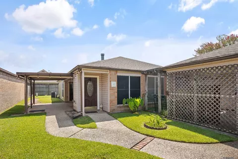 2381 Torrey Pine Dr, Baton Rouge, LA 70816