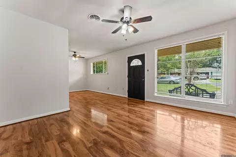 Living - 4018 Chestnut St, Zachary, LA 70791 photo 2 of 3