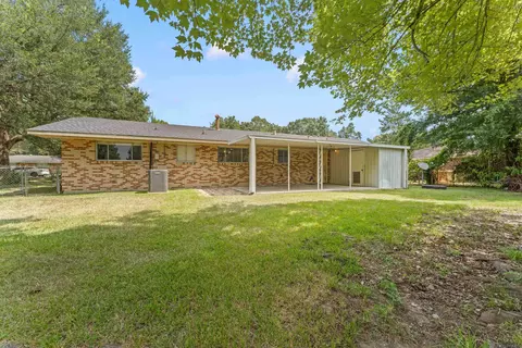 Exterior - 4018 Chestnut St, Zachary, LA 70791 photo 5 of 9