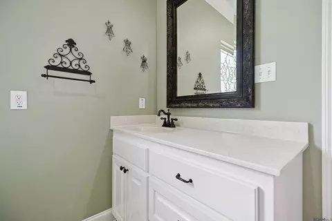 Bath - 29700 Henderson Ln, Walker, LA 70785 photo 2 of 9