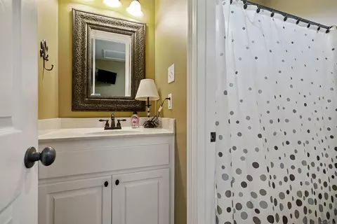 Bath - 29700 Henderson Ln, Walker, LA 70785 photo 5 of 9