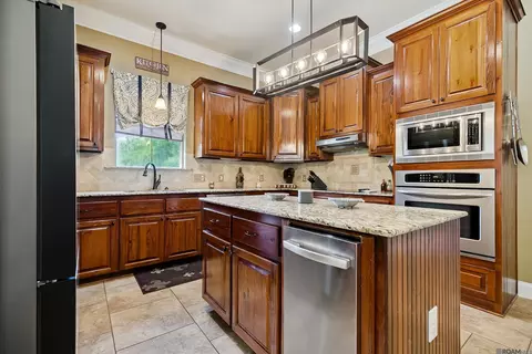 Kitchen - 29700 Henderson Ln, Walker, LA 70785 photo 4 of 4