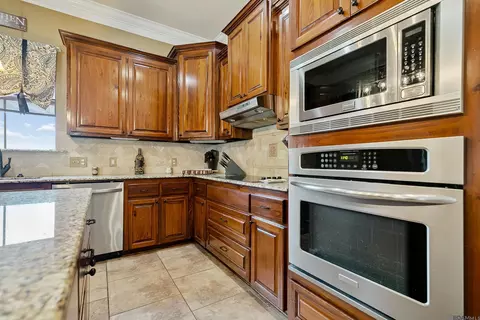 Kitchen - 29700 Henderson Ln, Walker, LA 70785 photo 2 of 4