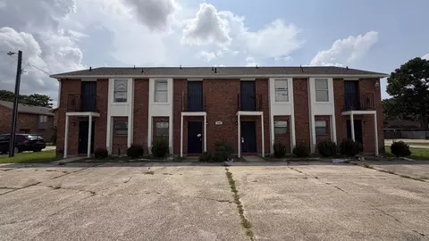 1767 Port Dr, Baton Rouge, LA 70820