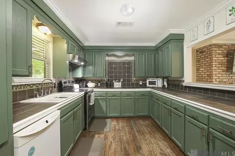 Kitchen - 14210 Tack Covington Rd, Walker, LA 70785 photo 2 of 3